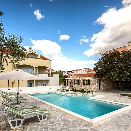 With A Swimming Pool - 5943 扎达尔