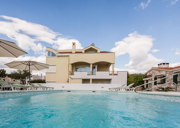 With A Swimming Pool - 5943 Lägenhet