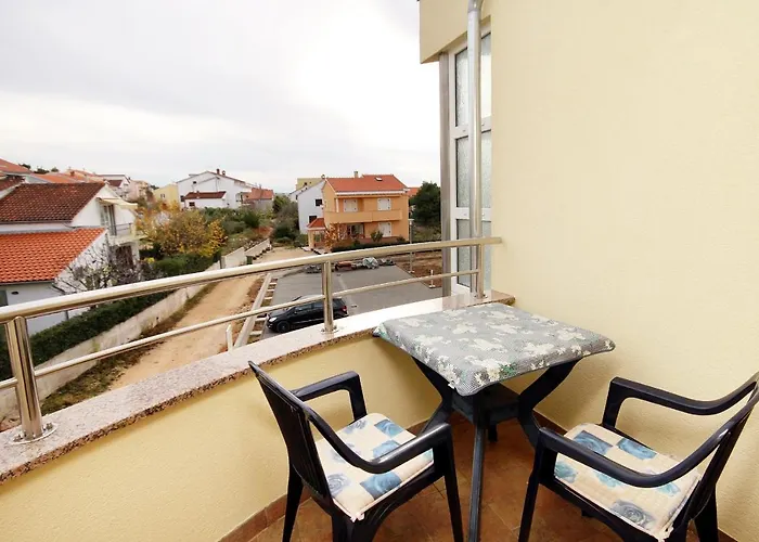 Lägenhet With A Swimming Pool - 5943